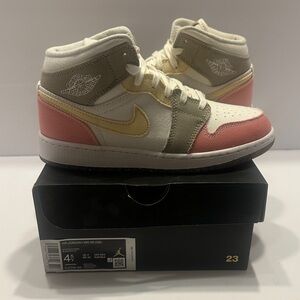 Jordan 1 Mid SE White and Green Sneakers grind